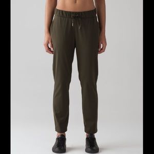 Lululemon On the Fly Pant 28” sz 8